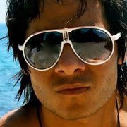 Carrera fan Prince Elijah wearing Champion CCO-DB